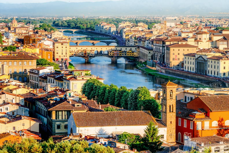 Panorama Florencji z mostem Ponte Vecchio na rzece Arno.