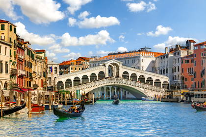Most Rialto w Wenecji i gondole na wodzie.