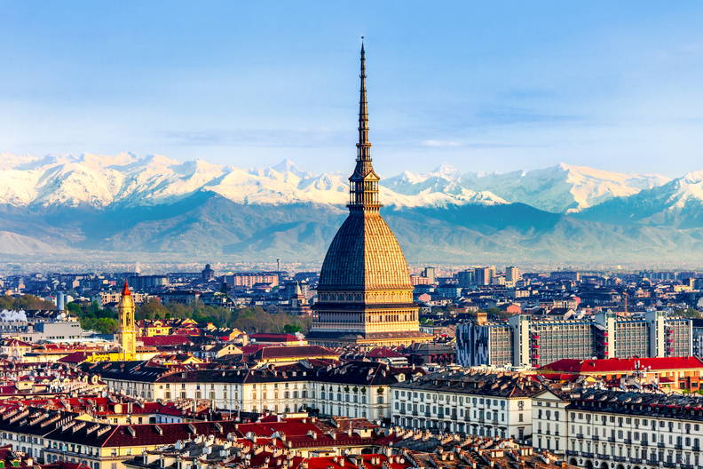 Panorama Turynu z Mole Antonelliana i ośnieżonymi Alpami w tle.