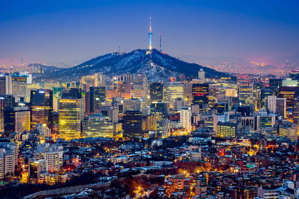 Nocny widok na Seul z wieżą N Seoul na wzgórzu.