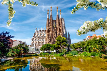Sagrada Familia odbijająca się w stawie w Barcelonie.