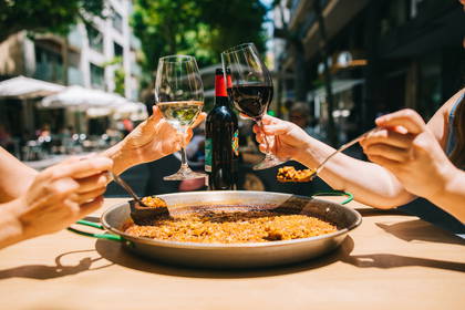 Paella oraz białe i czerwone wino.