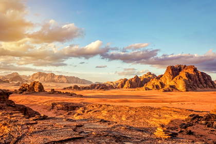 Krajobraz Wadi Rum w Jordanii: formacje skalne i chmury.
