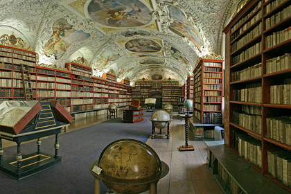 Biblioteka w Pradze. Wnętrze biblioteki Strahov z zabytkowymi książkami i globusami.