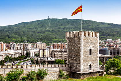 Kamienna wieża z macedońską flagą w Skopje.