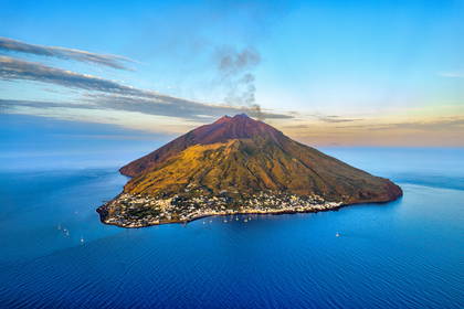 Aktywny wulkan Stromboli na wyspie, widok z góry.