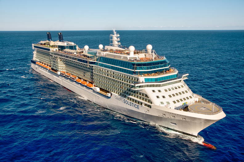 Statek wycieczkowy Celebrity Solstice płynie po błękitnym oceanie w słoneczny dzień.