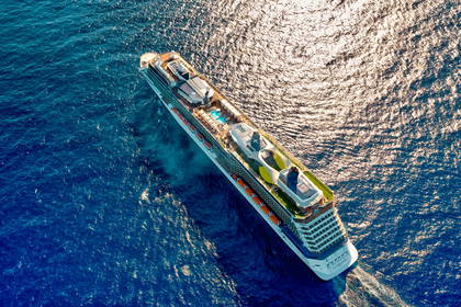 Statek wycieczkowy Celebrity Solstice płynący po błękitnym oceanie. Widok z lotu ptaka.