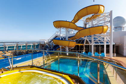 Żółty aquapark na statku wycieczkowym.