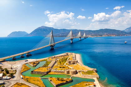 Most Rio-Antirio widziany z góry.