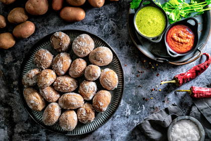 Papas arrugadas z mojo: tradycyjne ziemniaki z sosem mojo.
