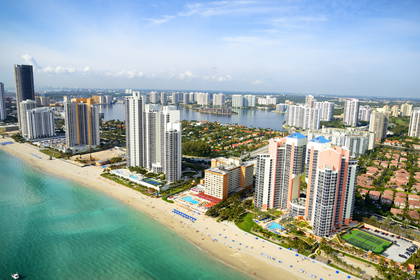 Widok z lotu ptaka na Sunny Isles Beach w Miami: drapacze chmur, plaża i ocean.