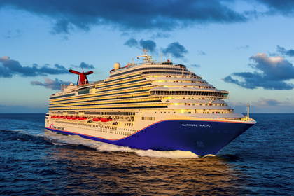 Statek wycieczkowy Carnival Magic na oceanie.