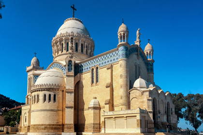 Bazylika Notre-Dame d'Afrique w Algierze, zbudowana w stylu neobizantyjskim.
