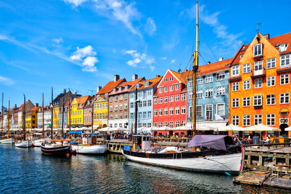 Nyhavn w Kopenhadze: kolorowe budynki i łodzie.
