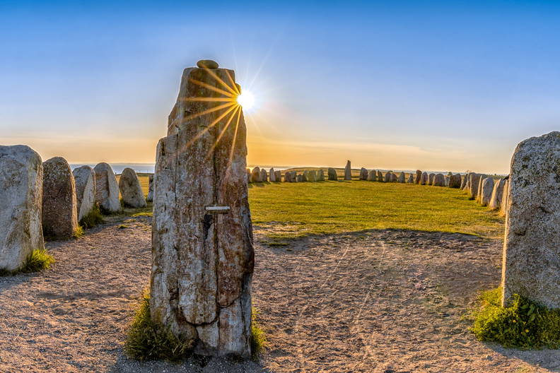 Kamienny krąg Ales Stenar w Skanii, Szwecja, o wschodzie słońca.