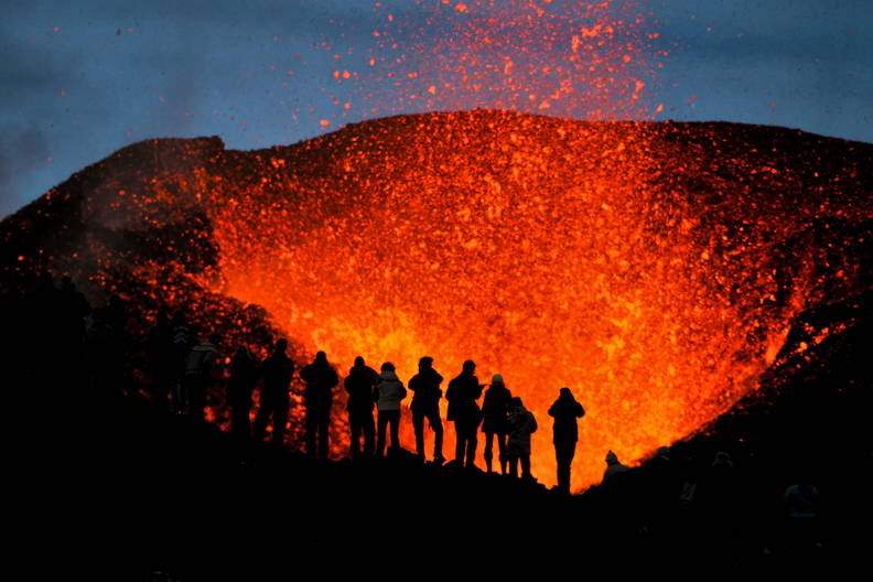 Ludzie obserwują erupcję wulkanu.