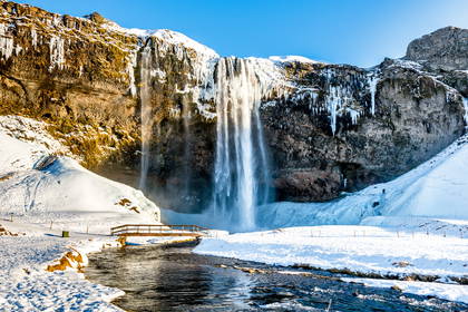 Zimowy krajobraz z wodospadem Seljalandsfoss na Islandii.
