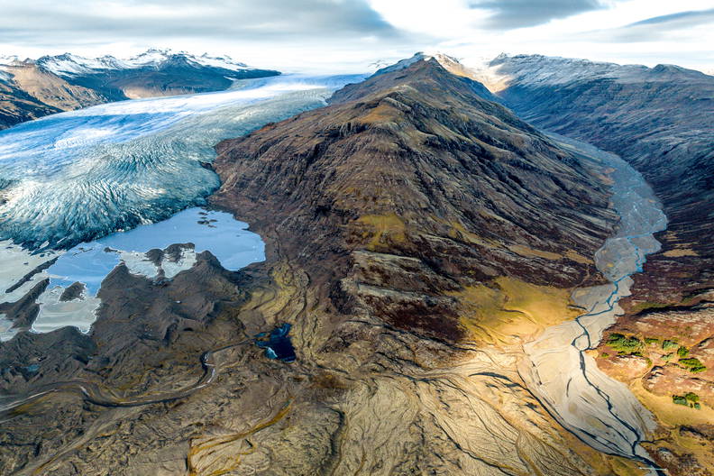 Islandzki krajobraz z lodowcem i górą.