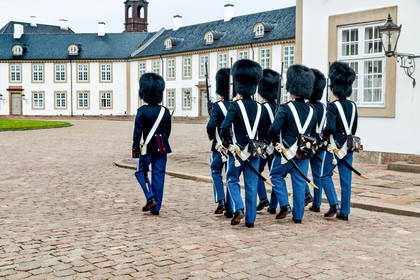 Zmiana warty Gwardii Królewskiej w Amalienborgu.