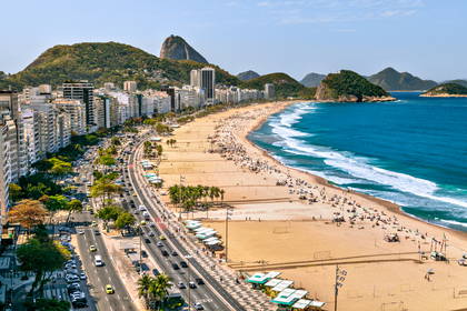 Widok z góry na plażę Copacabana w Rio de Janeiro.