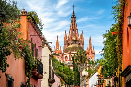 Ulica w San Miguel de Allende z katedrą w tle.