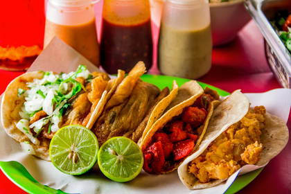 Talerz z tacos i salsami.