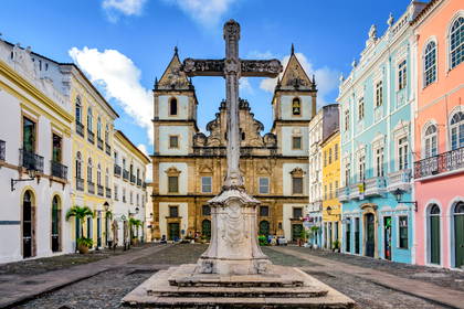 Plac Pelourinho w Salvadorze z kolumną i kościołem São Francisco w tle.