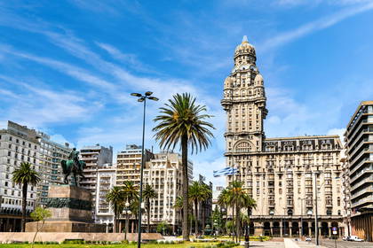 Plaza Independencia w Montevideo z Pałacem Salvo i pomnikiem Artigasa.