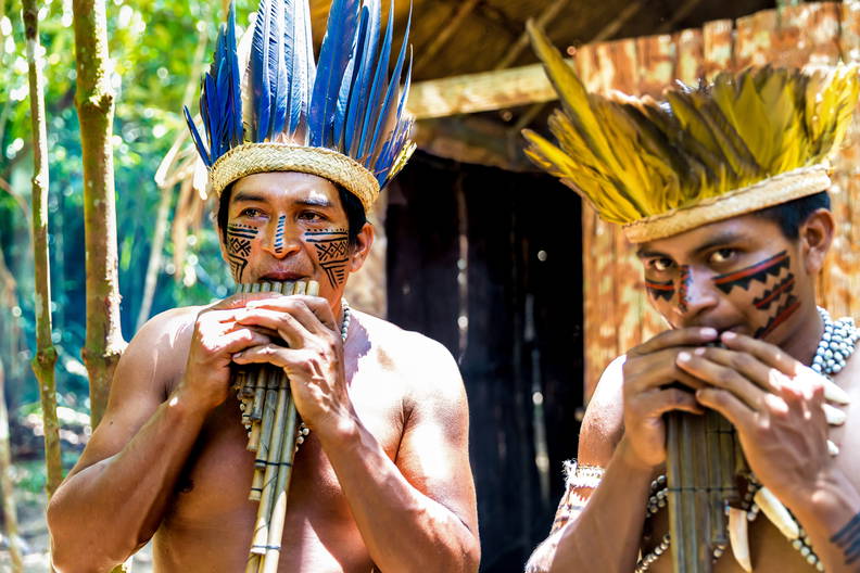 Dwóch rdzennych mieszkańców gra na fletniach Pana.