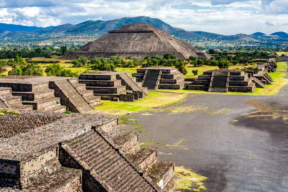 Ruiny Teotihuacan z piramidą Słońca w tle.