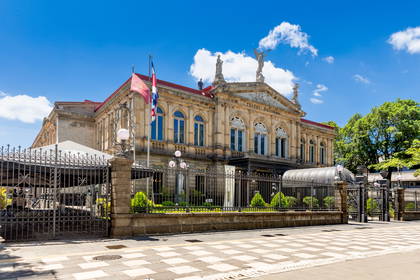 Fasada Teatru Narodowego w San José, Kostaryka.