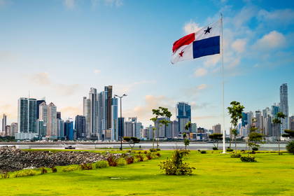 Panorama miasta Panama z powiewającą flagą.