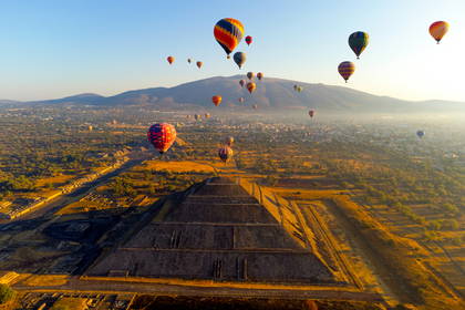 Piramida Słońca w Teotihuacán z lotu ptaka, w tle balony.