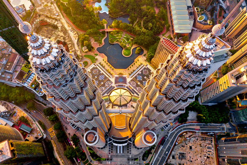 Petronas Twin Towers w Kuala Lumpur z lotu ptaka.