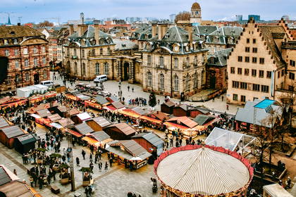 Jarmark bożonarodzeniowy w Strasburgu sfotografowany z góry.