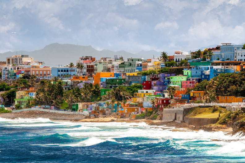 Kolorowe domy w La Perla, San Juan, Portoryko, na wzgórzu nad oceanem.