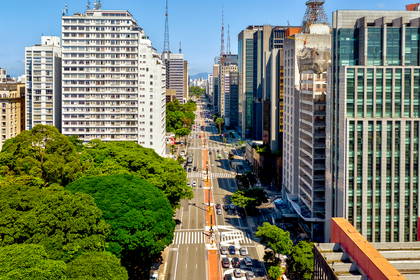 Avenida Paulista w Sao Paulo z wysokimi budynkami i zielenią.