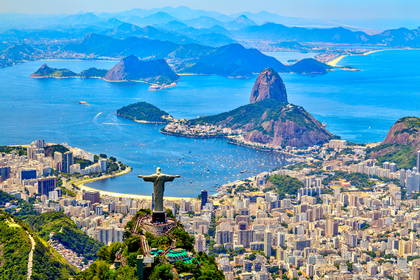 Krajobraz Rio de Janeiro z pomnikiem Chrystusa Odkupiciela w tle.
