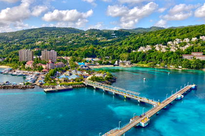 Widok z lotu ptaka na Ocho Rios, Jamajka.