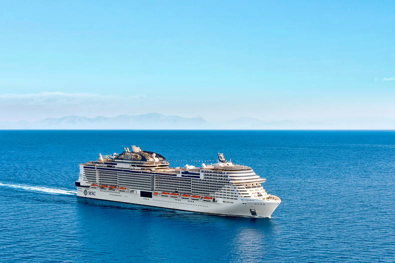 Duży statek wycieczkowy na spokojnym, błękitnym morzu.