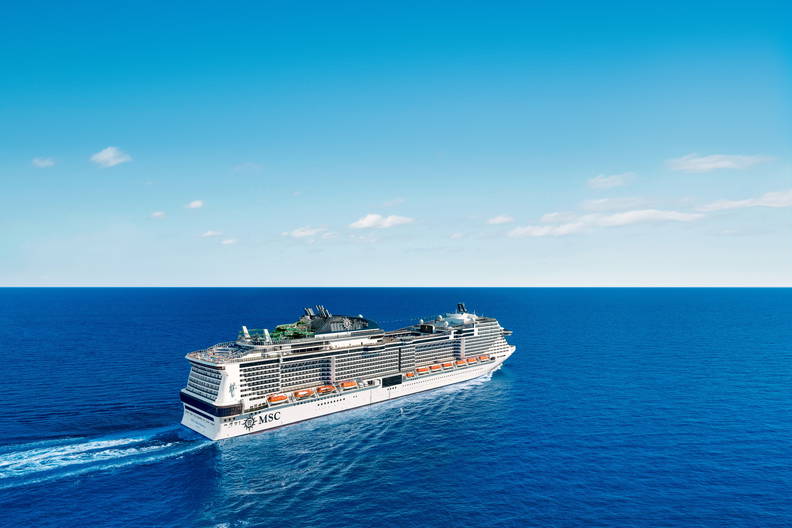 Duży statek wycieczkowy MSC na pełnym morzu.