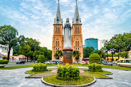 Katedra Notre-Dame w Sajgonie i figura Matki Bożej przed nią.