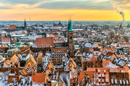 Panorama Norymbergi zimą w promieniach zachodzącego słońca.