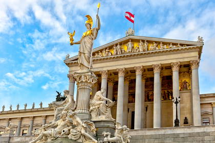 Austriacki budynek parlamentu z rzeźbą Ateny na pierwszym planie.