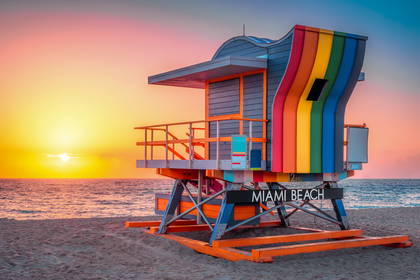 Kolorowa budka ratownicza na tle zachodzącego słońca, Miami Beach.