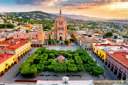 Widok z lotu ptaka na San Miguel de Allende w Meksyku. Na zdjęciu kościół i park w centrum miasta.