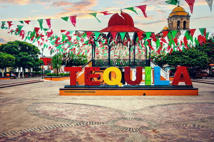 Kolorowy napis "TEQUILA" na placu w Tequili, Meksyk.