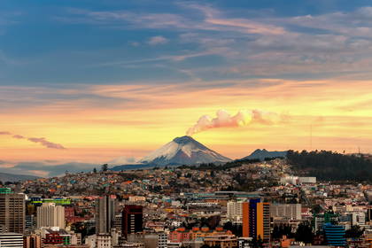 Krajobraz miejski Quito w Ekwadorze z wulkanem w tle.