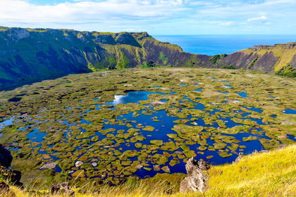 Krater Rano Kau na Wyspie Wielkanocnej.